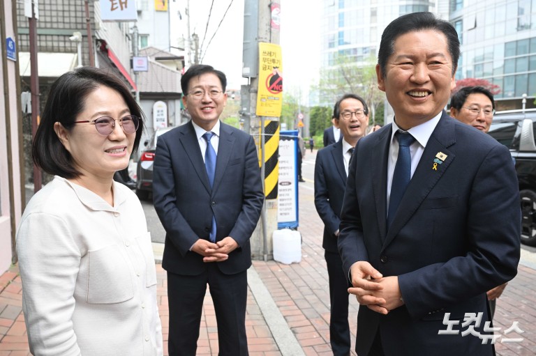 취약계층 급식 배식봉사 나선 정청래 대표