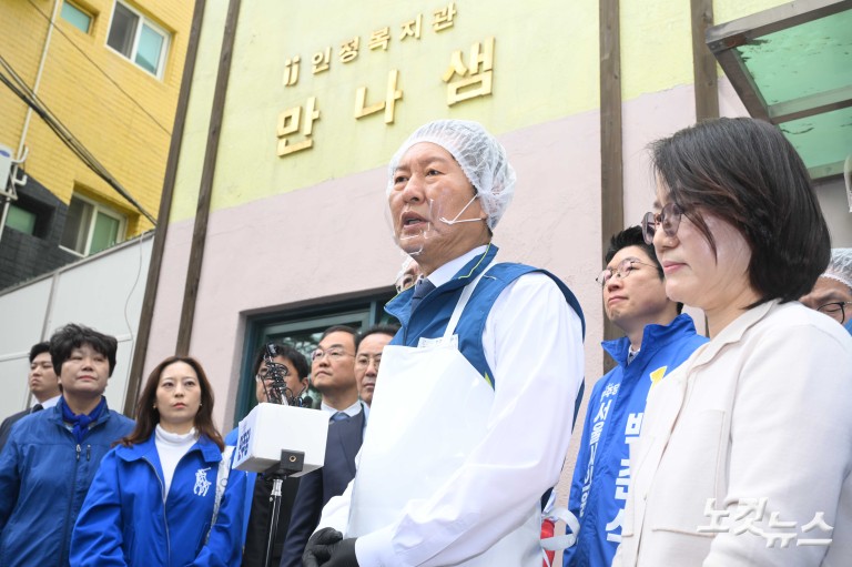 취약계층 급식 배식봉사 나선 정청래 대표