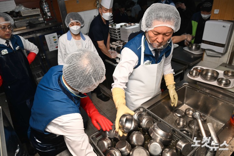 취약계층 급식 배식봉사 나선 정청래 대표