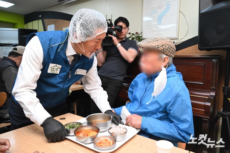 취약계층 급식 배식봉사 나선 정청래 대표
