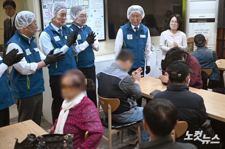 취약계층 급식 배식봉사 나선 정청래 대표