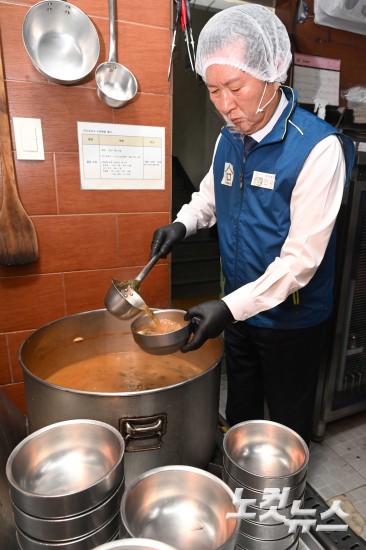 취약계층 급식 배식봉사 나선 정청래 대표