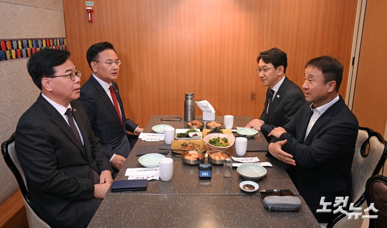 오찬 회동 갖는 여야 원내대표