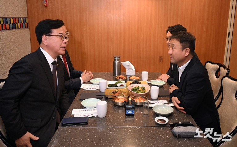 오찬 회동 갖는 여야 원내대표