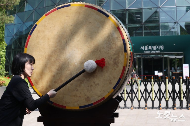 시청 앞에서 '기후 신문고' 울리는 그린피스