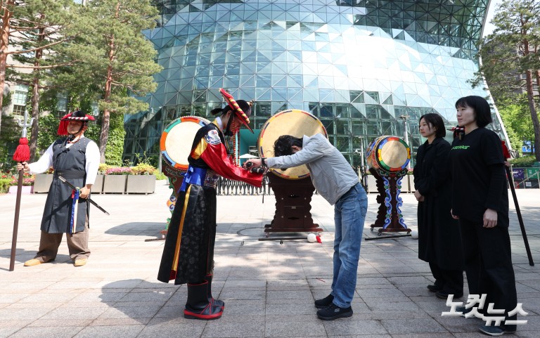시청 앞에서 '기후 신문고' 울리는 그린피스