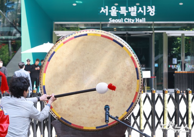 시청 앞에서 '기후 신문고' 울리는 그린피스