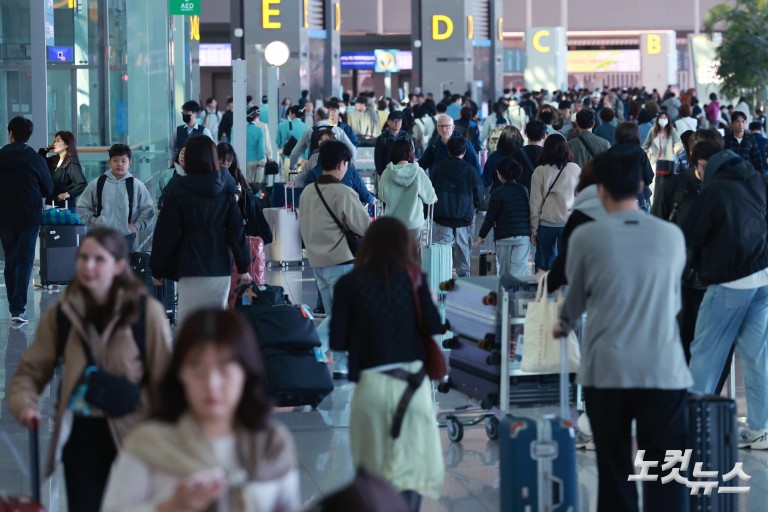 징검다리 연휴 첫날...붐비는 인천공항