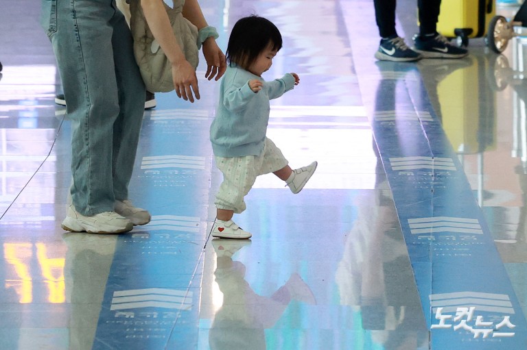 징검다리 연휴 첫날...붐비는 인천공항