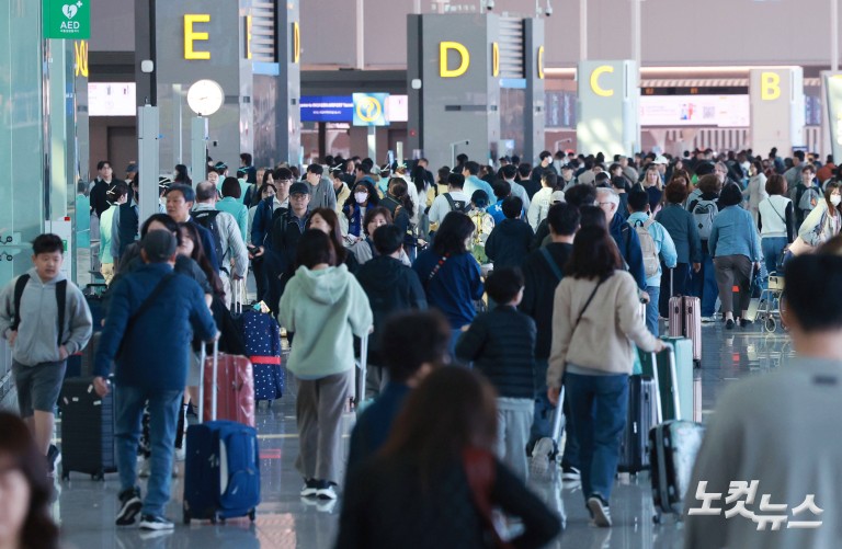 징검다리 연휴 첫날...붐비는 인천공항