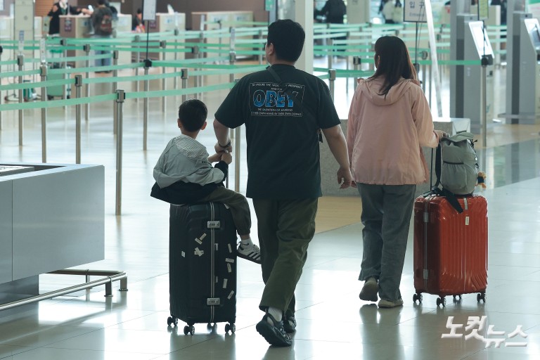 징검다리 연휴 첫날...붐비는 인천공항