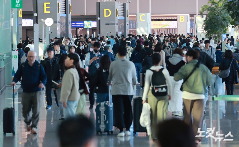 징검다리 연휴 첫날...붐비는 인천공항