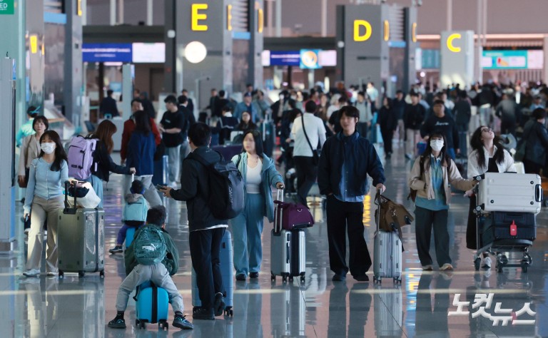 징검다리 연휴 첫날...붐비는 인천공항