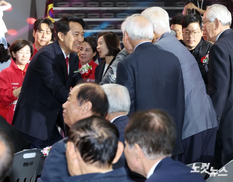 어버이날 행사에서 만난 정원오-오세훈