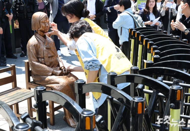 소녀상 에워싼 바리케이드 6년 만에 철거