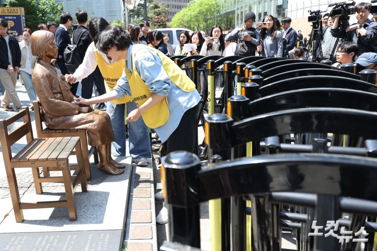 소녀상 에워싼 바리케이드 6년 만에 철거