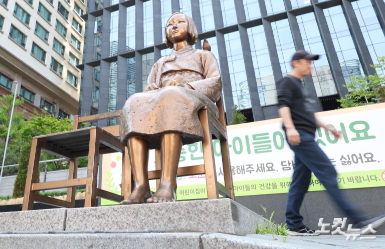 소녀상 에워싼 바리케이드 6년 만에 철거