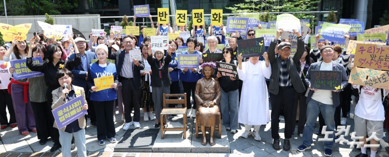 소녀상 에워싼 바리케이드 6년 만에 철거