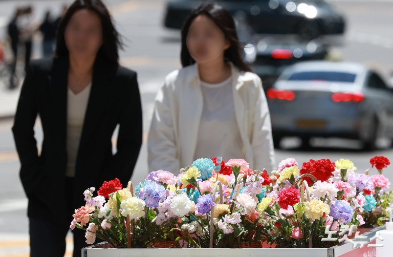 어버이날, 카네이션 구매하는 시민들
