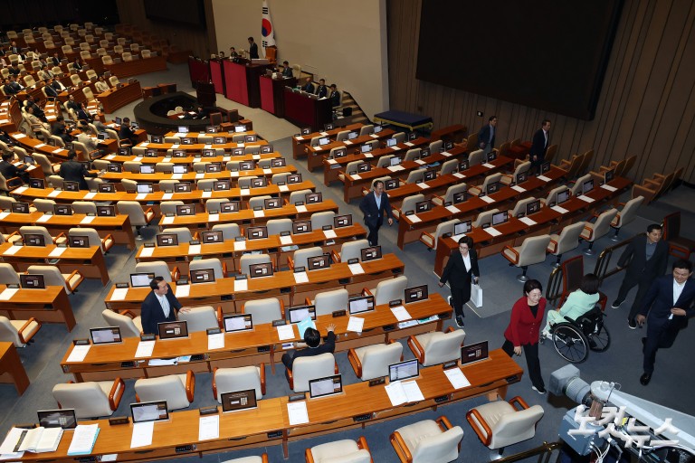 개헌안 상정하지 못하고 본회의 산회