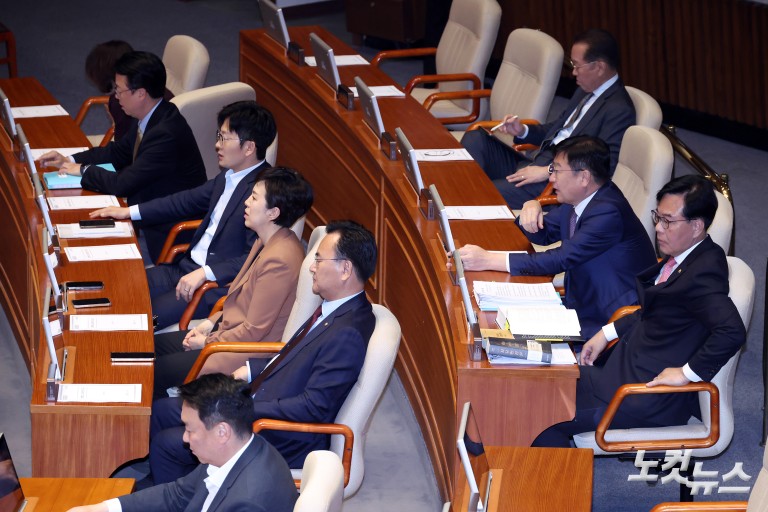 개헌안 상정하지 못하고 본회의 산회