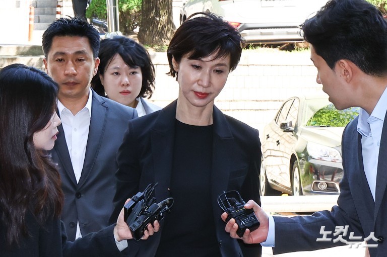 ‘세기의 이혼’ 노소영, 재산분할 조정기일 출석