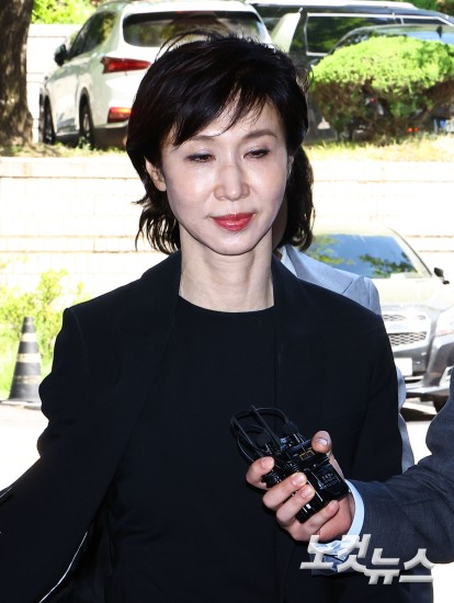 ‘세기의 이혼’ 노소영, 재산분할 조정기일 출석