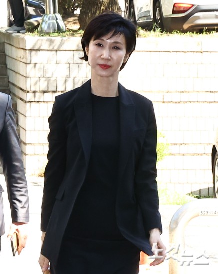 ‘세기의 이혼’ 노소영, 재산분할 조정기일 출석