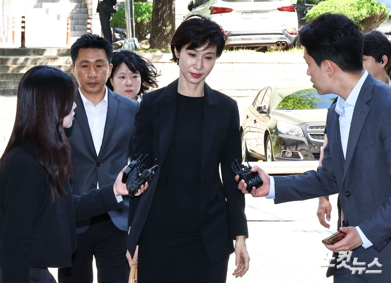 ‘세기의 이혼’ 노소영, 재산분할 조정기일 출석