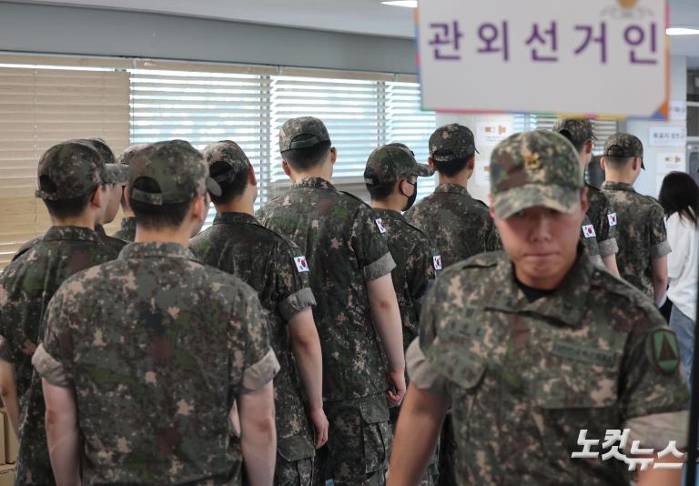 사전투표하는 장병들