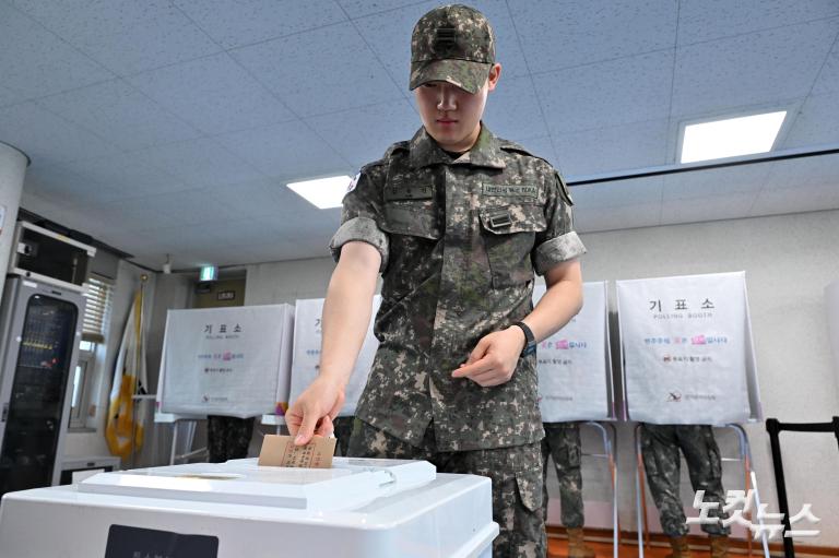 사전투표하는 장병들