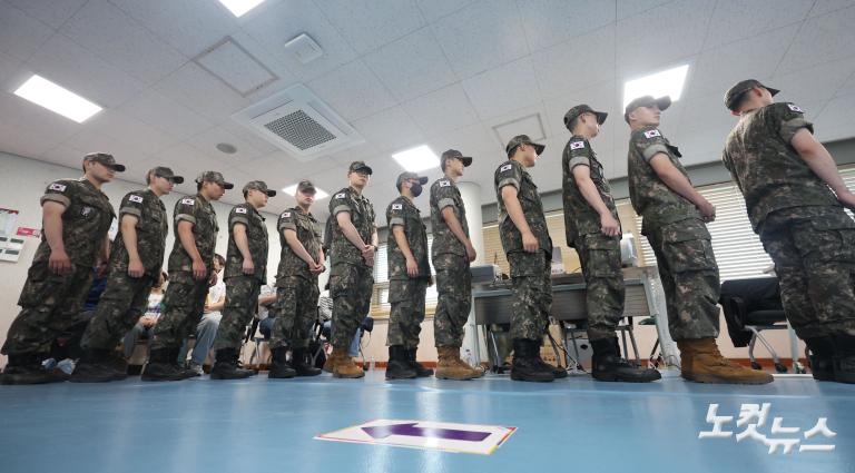 사전투표하는 장병들