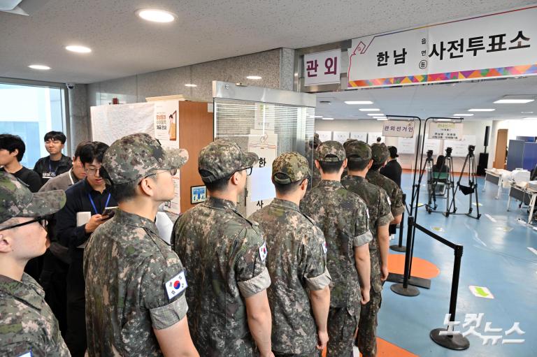 사전투표하는 장병들
