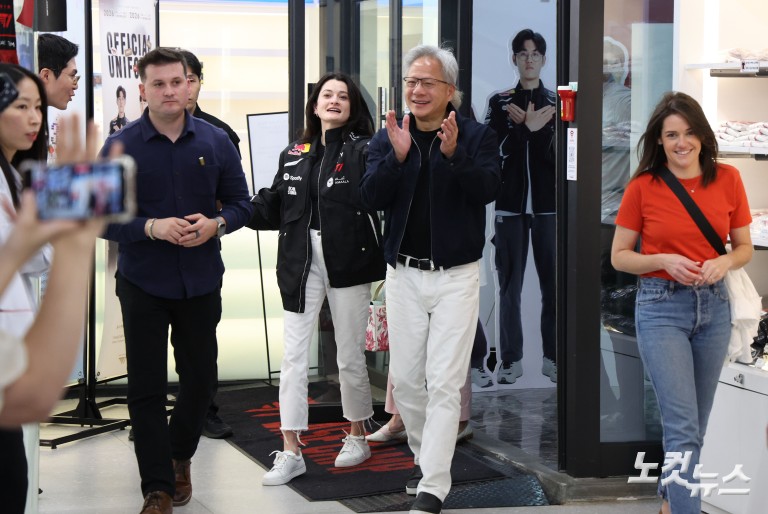 PC방서 '페이커' 이상혁 만난 젠슨 황