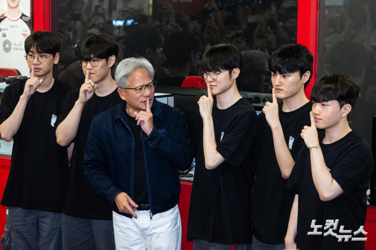 PC방서 '페이커' 이상혁 만난 젠슨 황