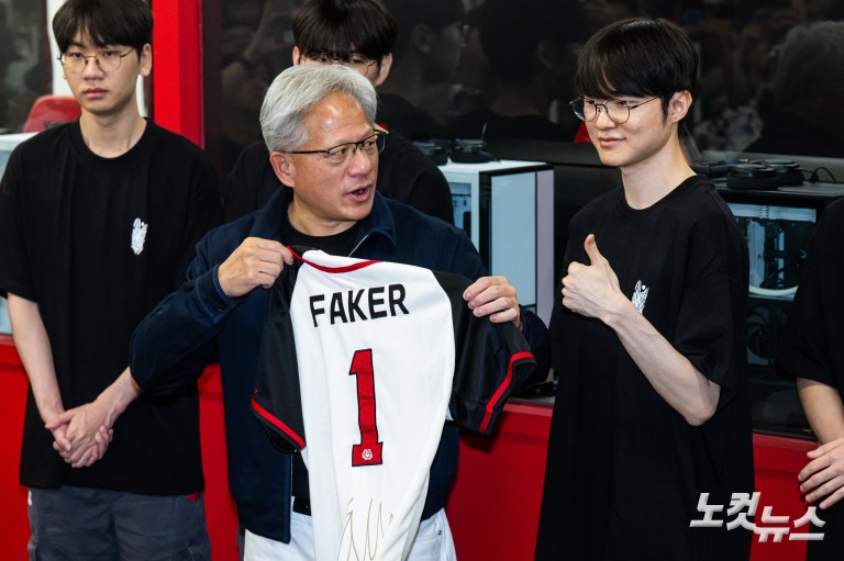 PC방서 '페이커' 이상혁 만난 젠슨 황