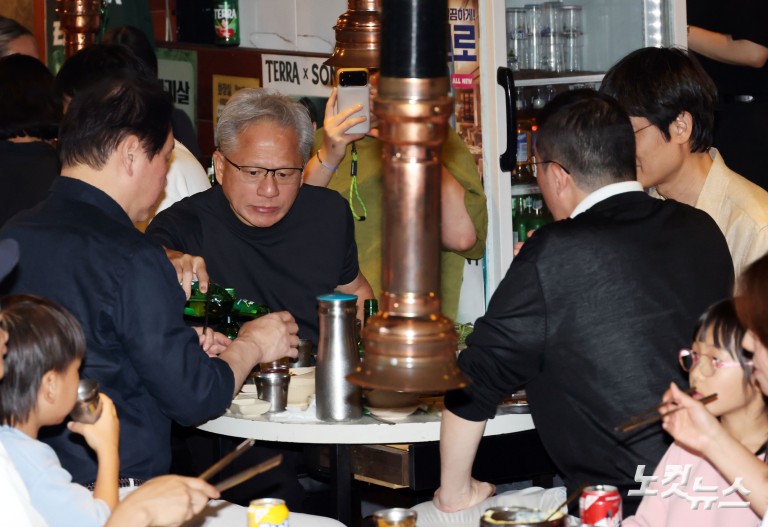 홍대 앞 고깃집 찾은 젠슨 황