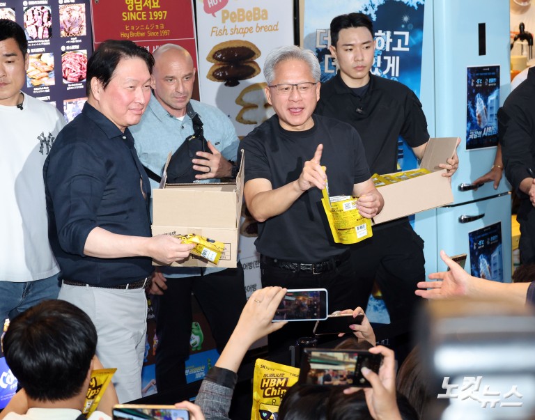홍대 앞 고깃집 찾은 젠슨 황