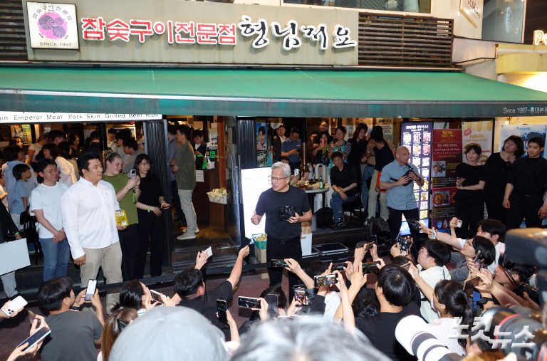 홍대 앞 고깃집 찾은 젠슨 황