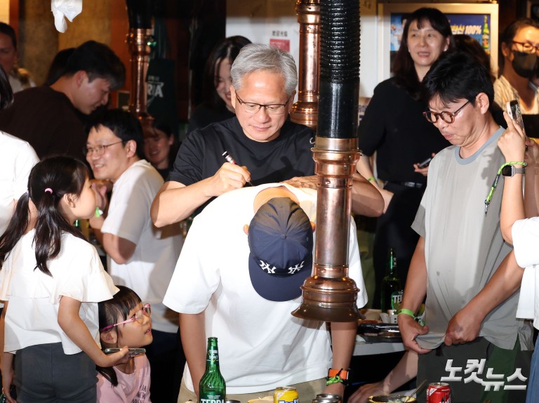 홍대 앞 고깃집 찾은 젠슨 황