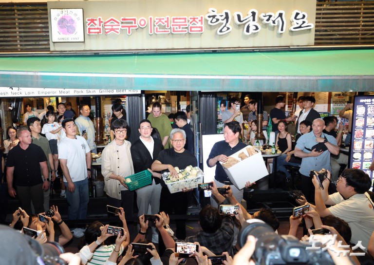 홍대 앞 고깃집 찾은 젠슨 황