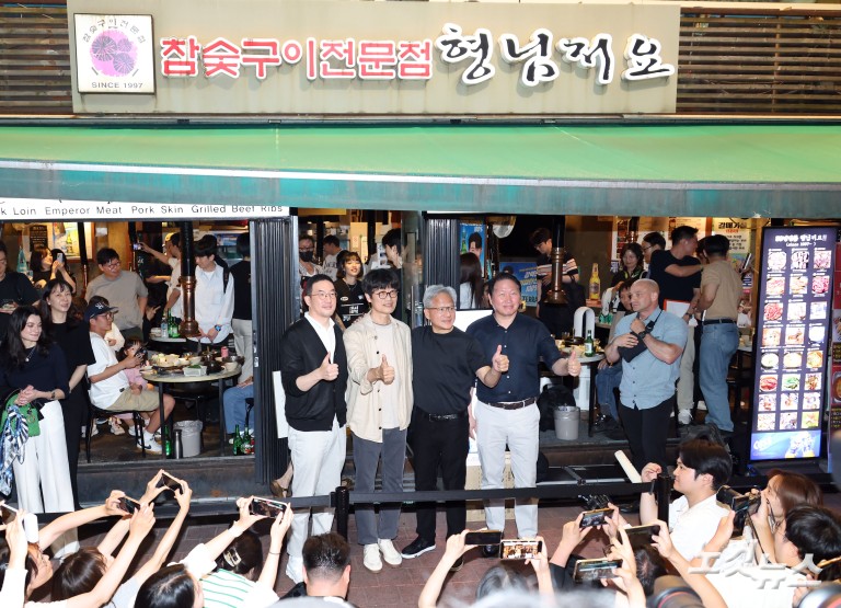 홍대 앞 고깃집 찾은 젠슨 황