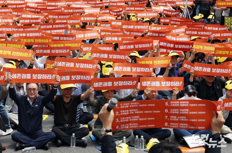 국회 앞에 모인 소상공인 '더는 못 버틴다'