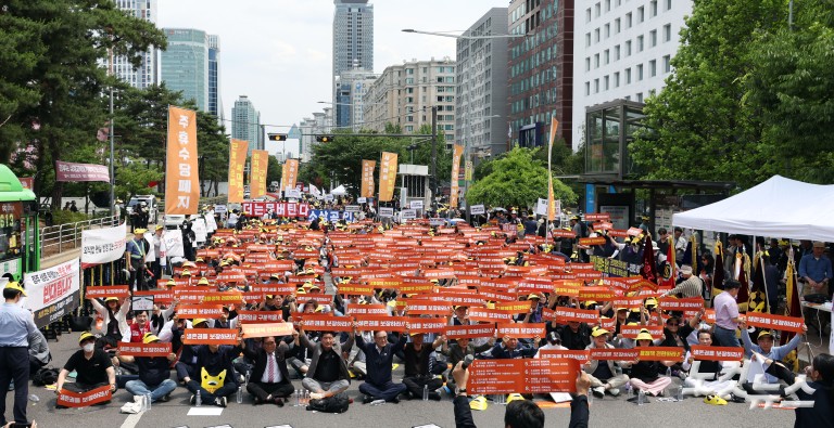 국회 앞에 모인 소상공인 '더는 못 버틴다'