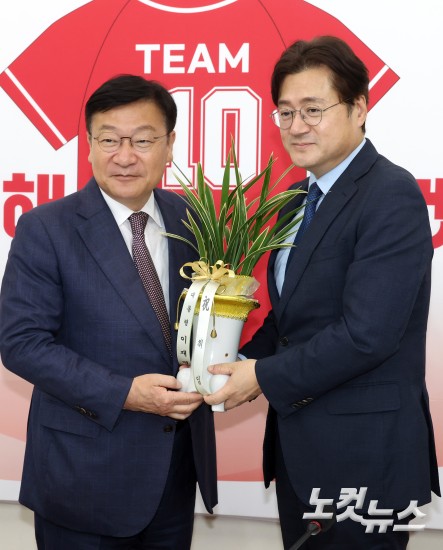 국민의힘 정점식 신임 원내대표, 홍익표 정무수석 접견