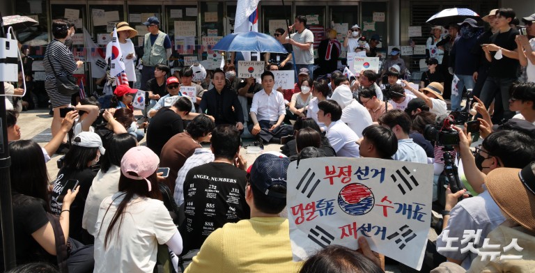 잠실개표소 시위 현장 찾은 장동혁