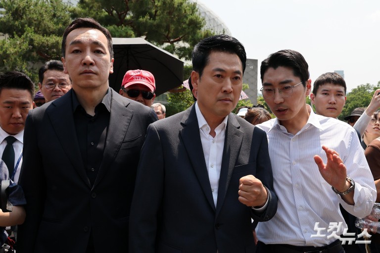 잠실개표소 시위 현장 찾은 장동혁