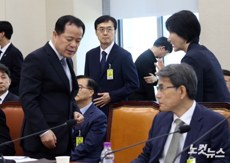 '투표용지 부족' 국조특위 출석한 前서울·송파선관위원장