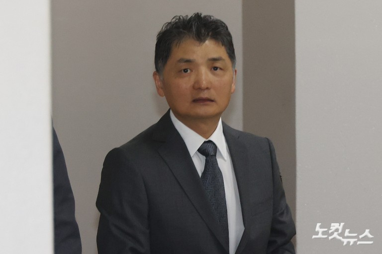 'SM 시세조종 혐의' 카카오 김범수 항소심 첫 공판 출석
