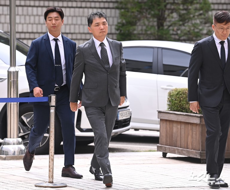 'SM 시세조종 혐의' 카카오 김범수 항소심 첫 공판 출석